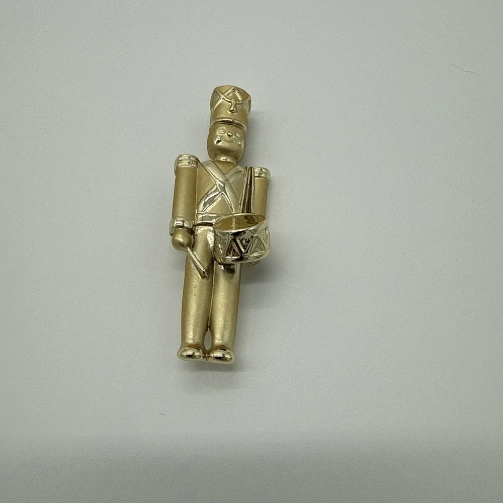 Vintage‎ Christmas Brooch Drummer Soldier Gold Tone Matte